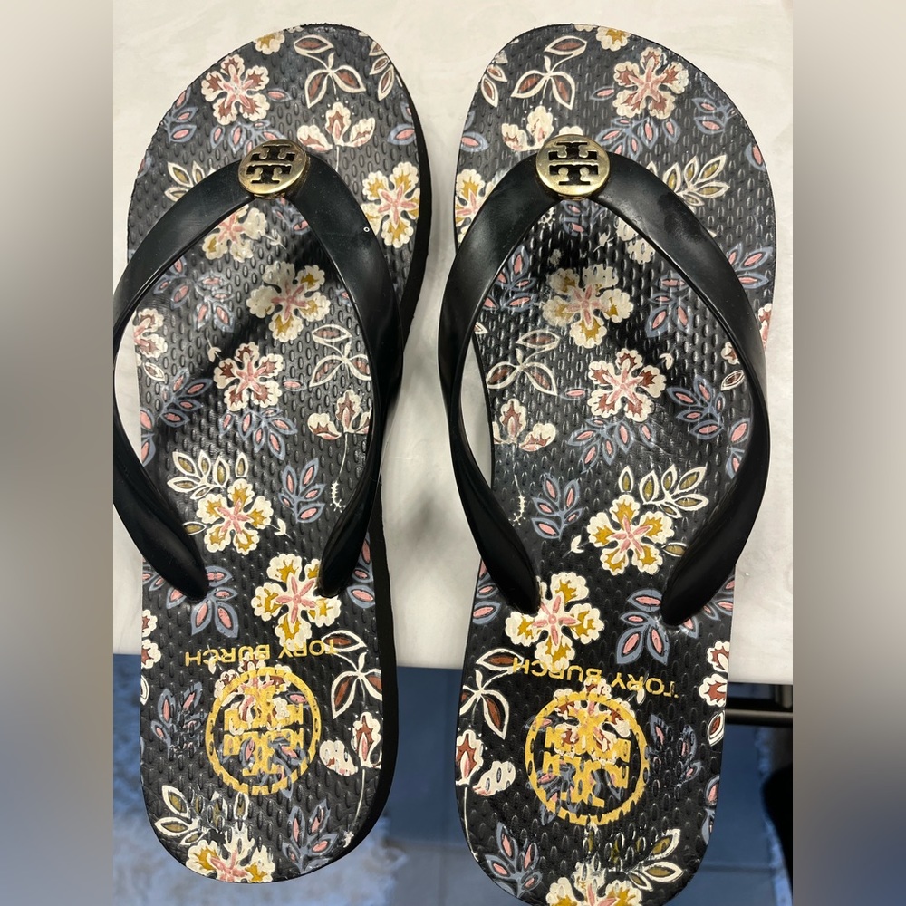 Tory Burch flip flops. Worn but in good condition. Size 7